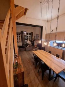 una camera con tavolo in legno e un soggiorno di Spa: Superbe chambre a Spa