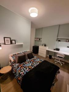 1 dormitorio con cama y escritorio. en Spa: Superbe chambre en Spa