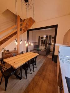 una sala da pranzo con tavolo e sedie in legno di Spa: Superbe chambre a Spa
