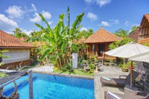 una imagen de una villa con piscina en SS Pangket Bungalow, en Nusa Penida