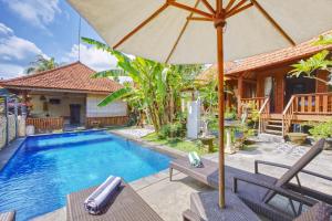 Villa con piscina y sombrilla en SS Pangket Bungalow, en Nusa Penida