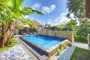 una piscina en el patio trasero de una casa en SS Pangket Bungalow, en Nusa Penida