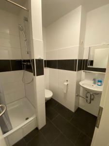 a bathroom with a shower and a toilet and a sink at Wohnung für bis zu 4 Personen in Ludwigshafen am Rhein