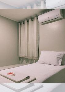 a hospital room with a bed and a window at Pousada Chapada do Araripe in Araripina