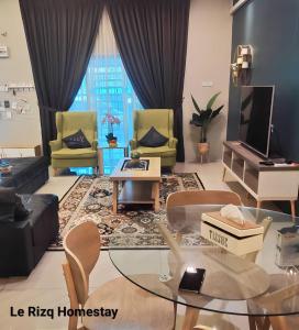un soggiorno con 2 sedie e una TV di Homestay Gerik Le rizq Homestay~ Heart of Gerik ~ Cozy a Gerik