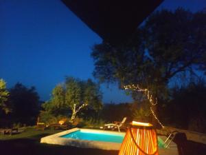 una piscina en un patio por la noche en Casa Rural Puente de la Vicaria by Jaxun, en Yeste