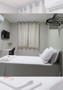 um quarto de hospital com duas camas e uma janela em Pousada Chapada do Araripe em Araripina