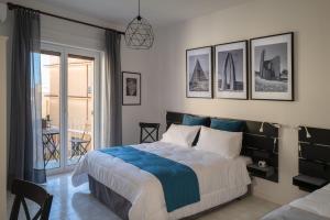een slaapkamer met een groot bed en een balkon bij SARA GUEST HOUSE TAORMINA in Taormina