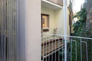 vista esterna di un edificio con balcone di SARA GUEST HOUSE TAORMINA a Taormina