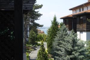 Private holiday flat by seaside - Santa Marina- Sozopol في سوزوبول: اطلاله على شارع به اشجار عيد الميلاد