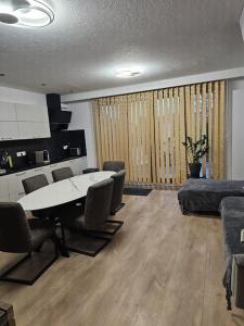 Casa Luca في غريمبيرغين: غرفة معيشة مع طاولة وكراسي وأريكة