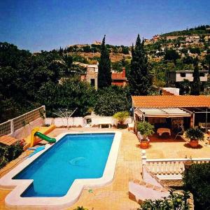 uma piscina em frente a uma casa em VeLEZ NAZARI CORTIJO LEON em Motril