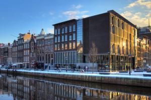 een groep gebouwen naast een rivier bij NEW 4p renovated apartment @BEST location Jordaan in Amsterdam