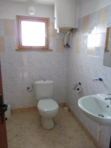 uma casa de banho com um WC e um lavatório em Комплекс Романтика em Kravenik