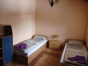 1 dormitorio con 2 camas individuales y mesita de noche en Комплекс Романтика en Kravenik