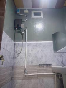 een badkamer met een douche en een wastafel bij Family room 3 RODE WAY HOUSE SPACE RENTAL in Pico