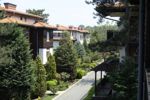 Private holiday flat by seaside - Santa Marina- Sozopol في سوزوبول: اطلالة على حديقة من منزل