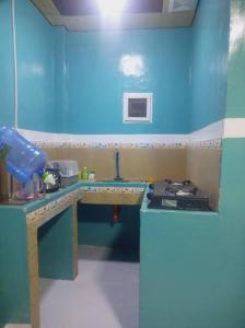 niebieska kuchnia ze zlewem i kuchenką w obiekcie Family room 3 RODE WAY HOUSE SPACE RENTAL w mieście Pico