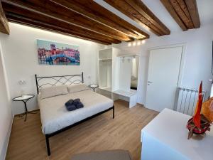 um quarto com uma cama num quarto em Sora al Ponte em Chioggia