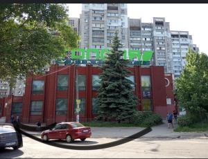 un'auto rossa parcheggiata di fronte a un edificio di 2 room Modern Apartment a Dnipro