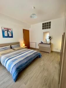 una camera con un grande letto e una scrivania di VISTAMARE apartments Reggio Calabria a Reggio di Calabria