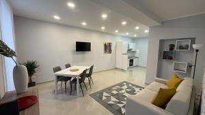 a living room with a white couch and a table at MATT59 APARTMENTS in Rho