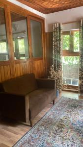 een woonkamer met een bank en een tapijt bij Zebervan Retreat in Srinagar