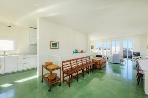 Kuchyň nebo kuchyňský kout v ubytování Espectacular Villa Mercedes con vistas al mar