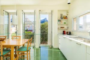 Kuchyň nebo kuchyňský kout v ubytování Espectacular Villa Mercedes con vistas al mar + 24 fotografií