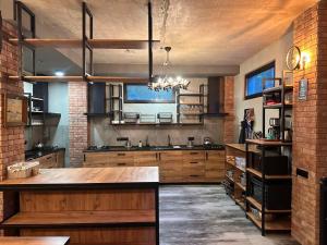 una gran cocina con una gran encimera de madera en Guest house Garden Beach, en Batumi