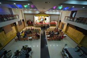 an overhead view of a congregation in a church at HOTEL SKY PARK in Mattanūr