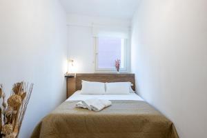 een slaapkamer met een bed met twee handdoeken erop bij Art Design Home Firenze in Florence