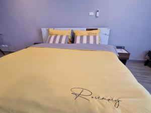 Postel nebo postele na pokoji v ubytování BEACH FRONT modern room + Free hi speed Wi-Fi