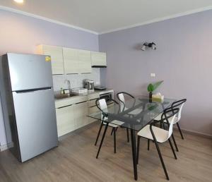 Kuchyň nebo kuchyňský kout v ubytování BEACH FRONT modern room + Free hi speed Wi-Fi