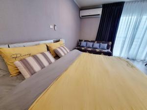 Postel nebo postele na pokoji v ubytování BEACH FRONT modern room + Free hi speed Wi-Fi