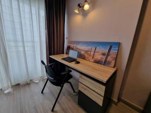 TV a/nebo společenská místnost v ubytování BEACH FRONT modern room + Free hi speed Wi-Fi
