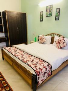 una camera da letto con un grande letto con fiori di Wonder Homes a Shimla