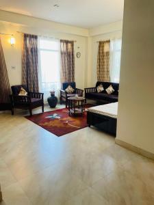 un ampio soggiorno con divani e divano di Wonder Homes a Shimla