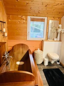 ein Bad mit einer Badewanne und einem WC in der Unterkunft Chalet - Kleines Paradies - in Appenzell