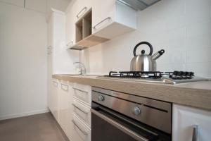 Kuchyň nebo kuchyňský kout v ubytování Vantaggio Apartment + 18 fotografií