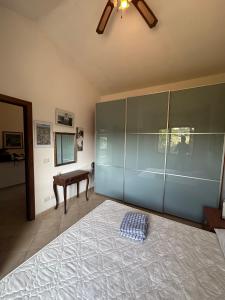 サンタ・ルチアにあるCasa Valentinaのベッドルーム1室(ベッド1台、シーリングファン付)