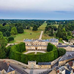 una vista aérea de una casa grande con un gran seto en Lovely Town Centre 1 Bed Nr Country & River Walks, en Gloucestershire