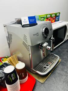 Oprema za pripravo čaja oz. kave v nastanitvi Aparthotel Plevnei1
