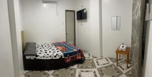 Habitación con cama y mesa. en Calo apartel, en Panabo