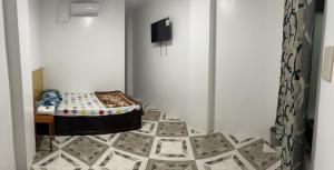 een kamer met een vloer met een bed erin bij Calo apartel in Panabo