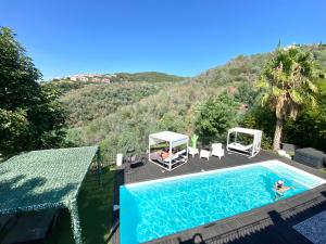- une vue sur la piscine et la montagne dans l'établissement VILLA COLINA, à Mandelieu-la-Napoule