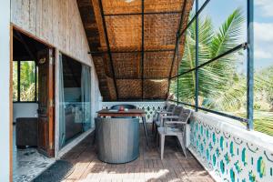 patio con mesa y sillas en el balcón en The Secret Cove by Stay ALYF, Baga en Baga
