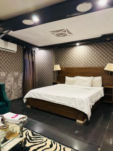 1 dormitorio con 1 cama grande en una habitación en Hotel SeaView 2, en Karachi