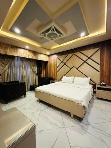 una camera con letto king-size di Hotel SeaView 2 a Karachi