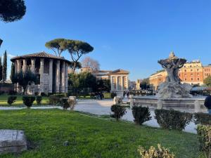 un parco con fontana, padiglione e alberi di Frattina 57 a Roma